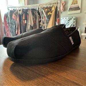 Bobs size 7.5 w. Can fit an 8